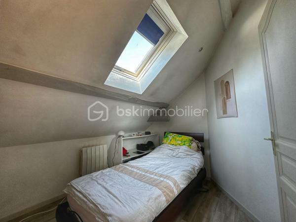 Dans le secteur d’Antoger à Grésy-sur-Aix, parfaitement au calme tout en restant proche des commodités, découvrez cet appartement T3 atypique offrant 58,56 m² Carrez et plus de 75 m² au sol, lumineux, fonctionnel et plein de charme.

L’entrée indépendante, située au rez-de-chaussée, dispose de rangements et permet d’accéder à l’espace de vie aménagé à l’étage et au dernier niveau. Les volumes sous combles offrent une surface au sol généreuse et une vraie sensation d’espace.

Vous découvrirez une agréable pièce de vie lumineuse et chaleureuse, bénéficiant d’une belle hauteur sous plafond et de poutres apparentes. Elle accueille une cuisine ouverte récente, équipée et particulièrement fonctionnelle.

L’espace nuit se compose de deux chambres mansardées, complétées par un bureau pouvant accueillir un couchage d’appoint. Une salle de bains avec espace buanderie et un WC indépendant complètent l’ensemble.

Plusieurs améliorations ont été réalisées en 2024 : installation de la cuisine, peintures et remplacement des radiateurs électriques. L’appartement est également équipé de la fibre.

🚗 Un garage privatif complète le bien, idéal pour le stationnement mais également pour bénéficier d’un espace de stockage supplémentaire.

Autre véritable atout : l’appartement fait partie d’une petite copropriété créée en 2019, composée de seulement 4 logements principaux et gérée par un syndic bénévole. Un fonctionnement simple et économique permettant de conserver des charges particulièrement faibles, d’environ 160 € par an. Le règlement de copropriété a bien été établi en 2019.

Grâce à son agencement, son calme, son garage et ses faibles charges, cet appartement conviendra aussi bien à un primo-accédant, une petite famille qu’à un investisseur.

📈 Pour un projet locatif, le loyer est estimé autour de 850 € HC/mois, soit une rentabilité brute de plus de 5 % au prix proposé.

📹 Une vidéo de l’appartement ainsi qu’un dossier complet sont disponibles sur demande. Contactez-moi pour les recevoir et organiser une visite.