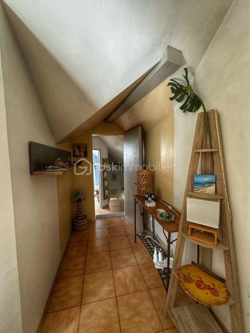 Dans le secteur d’Antoger à Grésy-sur-Aix, parfaitement au calme tout en restant proche des commodités, découvrez cet appartement T3 atypique offrant 58,56 m² Carrez et plus de 75 m² au sol, lumineux, fonctionnel et plein de charme.

L’entrée indépendante, située au rez-de-chaussée, dispose de rangements et permet d’accéder à l’espace de vie aménagé à l’étage et au dernier niveau. Les volumes sous combles offrent une surface au sol généreuse et une vraie sensation d’espace.

Vous découvrirez une agréable pièce de vie lumineuse et chaleureuse, bénéficiant d’une belle hauteur sous plafond et de poutres apparentes. Elle accueille une cuisine ouverte récente, équipée et particulièrement fonctionnelle.

L’espace nuit se compose de deux chambres mansardées, complétées par un bureau pouvant accueillir un couchage d’appoint. Une salle de bains avec espace buanderie et un WC indépendant complètent l’ensemble.

Plusieurs améliorations ont été réalisées en 2024 : installation de la cuisine, peintures et remplacement des radiateurs électriques. L’appartement est également équipé de la fibre.

🚗 Un garage privatif complète le bien, idéal pour le stationnement mais également pour bénéficier d’un espace de stockage supplémentaire.

Autre véritable atout : l’appartement fait partie d’une petite copropriété créée en 2019, composée de seulement 4 logements principaux et gérée par un syndic bénévole. Un fonctionnement simple et économique permettant de conserver des charges particulièrement faibles, d’environ 160 € par an. Le règlement de copropriété a bien été établi en 2019.

Grâce à son agencement, son calme, son garage et ses faibles charges, cet appartement conviendra aussi bien à un primo-accédant, une petite famille qu’à un investisseur.

📈 Pour un projet locatif, le loyer est estimé autour de 850 € HC/mois, soit une rentabilité brute de plus de 5 % au prix proposé.

📹 Une vidéo de l’appartement ainsi qu’un dossier complet sont disponibles sur demande. Contactez-moi pour les recevoir et organiser une visite.