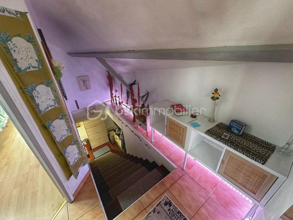 Dans le secteur d’Antoger à Grésy-sur-Aix, parfaitement au calme tout en restant proche des commodités, découvrez cet appartement T3 atypique offrant 58,56 m² Carrez et plus de 75 m² au sol, lumineux, fonctionnel et plein de charme.

L’entrée indépendante, située au rez-de-chaussée, dispose de rangements et permet d’accéder à l’espace de vie aménagé à l’étage et au dernier niveau. Les volumes sous combles offrent une surface au sol généreuse et une vraie sensation d’espace.

Vous découvrirez une agréable pièce de vie lumineuse et chaleureuse, bénéficiant d’une belle hauteur sous plafond et de poutres apparentes. Elle accueille une cuisine ouverte récente, équipée et particulièrement fonctionnelle.

L’espace nuit se compose de deux chambres mansardées, complétées par un bureau pouvant accueillir un couchage d’appoint. Une salle de bains avec espace buanderie et un WC indépendant complètent l’ensemble.

Plusieurs améliorations ont été réalisées en 2024 : installation de la cuisine, peintures et remplacement des radiateurs électriques. L’appartement est également équipé de la fibre.

🚗 Un garage privatif complète le bien, idéal pour le stationnement mais également pour bénéficier d’un espace de stockage supplémentaire.

Autre véritable atout : l’appartement fait partie d’une petite copropriété créée en 2019, composée de seulement 4 logements principaux et gérée par un syndic bénévole. Un fonctionnement simple et économique permettant de conserver des charges particulièrement faibles, d’environ 160 € par an. Le règlement de copropriété a bien été établi en 2019.

Grâce à son agencement, son calme, son garage et ses faibles charges, cet appartement conviendra aussi bien à un primo-accédant, une petite famille qu’à un investisseur.

📈 Pour un projet locatif, le loyer est estimé autour de 850 € HC/mois, soit une rentabilité brute de plus de 5 % au prix proposé.

📹 Une vidéo de l’appartement ainsi qu’un dossier complet sont disponibles sur demande. Contactez-moi pour les recevoir et organiser une visite.