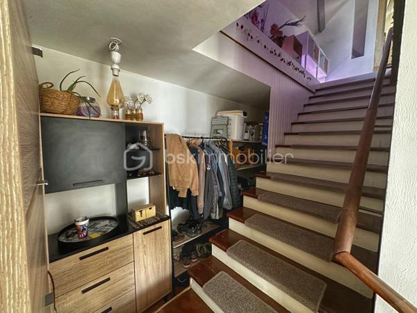 Dans le secteur d’Antoger à Grésy-sur-Aix, parfaitement au calme tout en restant proche des commodités, découvrez cet appartement T3 atypique offrant 58,56 m² Carrez et plus de 75 m² au sol, lumineux, fonctionnel et plein de charme.

L’entrée indépendante, située au rez-de-chaussée, dispose de rangements et permet d’accéder à l’espace de vie aménagé à l’étage et au dernier niveau. Les volumes sous combles offrent une surface au sol généreuse et une vraie sensation d’espace.

Vous découvrirez une agréable pièce de vie lumineuse et chaleureuse, bénéficiant d’une belle hauteur sous plafond et de poutres apparentes. Elle accueille une cuisine ouverte récente, équipée et particulièrement fonctionnelle.

L’espace nuit se compose de deux chambres mansardées, complétées par un bureau pouvant accueillir un couchage d’appoint. Une salle de bains avec espace buanderie et un WC indépendant complètent l’ensemble.

Plusieurs améliorations ont été réalisées en 2024 : installation de la cuisine, peintures et remplacement des radiateurs électriques. L’appartement est également équipé de la fibre.

🚗 Un garage privatif complète le bien, idéal pour le stationnement mais également pour bénéficier d’un espace de stockage supplémentaire.

Autre véritable atout : l’appartement fait partie d’une petite copropriété créée en 2019, composée de seulement 4 logements principaux et gérée par un syndic bénévole. Un fonctionnement simple et économique permettant de conserver des charges particulièrement faibles, d’environ 160 € par an. Le règlement de copropriété a bien été établi en 2019.

Grâce à son agencement, son calme, son garage et ses faibles charges, cet appartement conviendra aussi bien à un primo-accédant, une petite famille qu’à un investisseur.

📈 Pour un projet locatif, le loyer est estimé autour de 850 € HC/mois, soit une rentabilité brute de plus de 5 % au prix proposé.

📹 Une vidéo de l’appartement ainsi qu’un dossier complet sont disponibles sur demande. Contactez-moi pour les recevoir et organiser une visite.