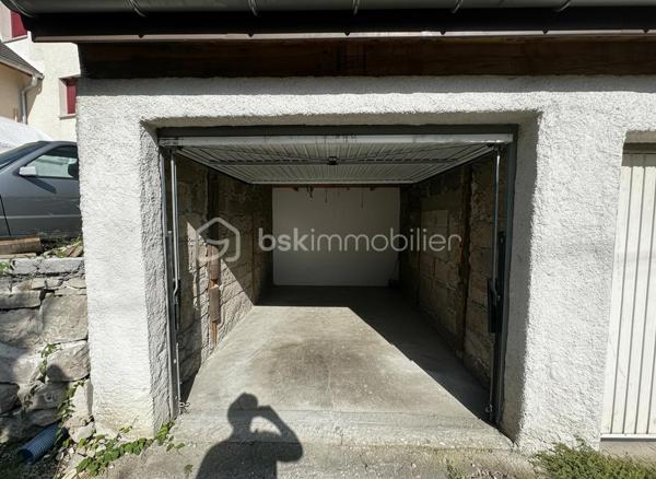 Dans le secteur d’Antoger à Grésy-sur-Aix, parfaitement au calme tout en restant proche des commodités, découvrez cet appartement T3 atypique offrant 58,56 m² Carrez et plus de 75 m² au sol, lumineux, fonctionnel et plein de charme.

L’entrée indépendante, située au rez-de-chaussée, dispose de rangements et permet d’accéder à l’espace de vie aménagé à l’étage et au dernier niveau. Les volumes sous combles offrent une surface au sol généreuse et une vraie sensation d’espace.

Vous découvrirez une agréable pièce de vie lumineuse et chaleureuse, bénéficiant d’une belle hauteur sous plafond et de poutres apparentes. Elle accueille une cuisine ouverte récente, équipée et particulièrement fonctionnelle.

L’espace nuit se compose de deux chambres mansardées, complétées par un bureau pouvant accueillir un couchage d’appoint. Une salle de bains avec espace buanderie et un WC indépendant complètent l’ensemble.

Plusieurs améliorations ont été réalisées en 2024 : installation de la cuisine, peintures et remplacement des radiateurs électriques. L’appartement est également équipé de la fibre.

🚗 Un garage privatif complète le bien, idéal pour le stationnement mais également pour bénéficier d’un espace de stockage supplémentaire.

Autre véritable atout : l’appartement fait partie d’une petite copropriété créée en 2019, composée de seulement 4 logements principaux et gérée par un syndic bénévole. Un fonctionnement simple et économique permettant de conserver des charges particulièrement faibles, d’environ 160 € par an. Le règlement de copropriété a bien été établi en 2019.

Grâce à son agencement, son calme, son garage et ses faibles charges, cet appartement conviendra aussi bien à un primo-accédant, une petite famille qu’à un investisseur.

📈 Pour un projet locatif, le loyer est estimé autour de 850 € HC/mois, soit une rentabilité brute de plus de 5 % au prix proposé.

📹 Une vidéo de l’appartement ainsi qu’un dossier complet sont disponibles sur demande. Contactez-moi pour les recevoir et organiser une visite.