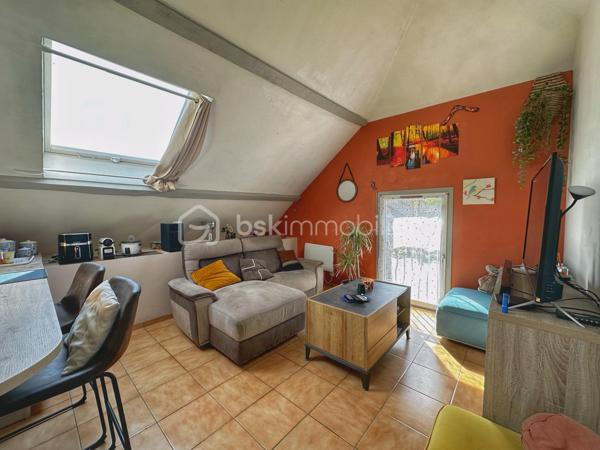 Dans le secteur d’Antoger à Grésy-sur-Aix, parfaitement au calme tout en restant proche des commodités, découvrez cet appartement T3 atypique offrant 58,56 m² Carrez et plus de 75 m² au sol, lumineux, fonctionnel et plein de charme.

L’entrée indépendante, située au rez-de-chaussée, dispose de rangements et permet d’accéder à l’espace de vie aménagé à l’étage et au dernier niveau. Les volumes sous combles offrent une surface au sol généreuse et une vraie sensation d’espace.

Vous découvrirez une agréable pièce de vie lumineuse et chaleureuse, bénéficiant d’une belle hauteur sous plafond et de poutres apparentes. Elle accueille une cuisine ouverte récente, équipée et particulièrement fonctionnelle.

L’espace nuit se compose de deux chambres mansardées, complétées par un bureau pouvant accueillir un couchage d’appoint. Une salle de bains avec espace buanderie et un WC indépendant complètent l’ensemble.

Plusieurs améliorations ont été réalisées en 2024 : installation de la cuisine, peintures et remplacement des radiateurs électriques. L’appartement est également équipé de la fibre.

🚗 Un garage privatif complète le bien, idéal pour le stationnement mais également pour bénéficier d’un espace de stockage supplémentaire.

Autre véritable atout : l’appartement fait partie d’une petite copropriété créée en 2019, composée de seulement 4 logements principaux et gérée par un syndic bénévole. Un fonctionnement simple et économique permettant de conserver des charges particulièrement faibles, d’environ 160 € par an. Le règlement de copropriété a bien été établi en 2019.

Grâce à son agencement, son calme, son garage et ses faibles charges, cet appartement conviendra aussi bien à un primo-accédant, une petite famille qu’à un investisseur.

📈 Pour un projet locatif, le loyer est estimé autour de 850 € HC/mois, soit une rentabilité brute de plus de 5 % au prix proposé.

📹 Une vidéo de l’appartement ainsi qu’un dossier complet sont disponibles sur demande. Contactez-moi pour les recevoir et organiser une visite.