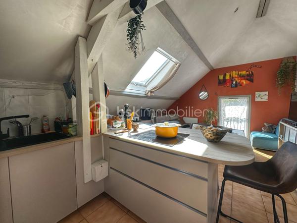 Dans le secteur d’Antoger à Grésy-sur-Aix, parfaitement au calme tout en restant proche des commodités, découvrez cet appartement T3 atypique offrant 58,56 m² Carrez et plus de 75 m² au sol, lumineux, fonctionnel et plein de charme.

L’entrée indépendante, située au rez-de-chaussée, dispose de rangements et permet d’accéder à l’espace de vie aménagé à l’étage et au dernier niveau. Les volumes sous combles offrent une surface au sol généreuse et une vraie sensation d’espace.

Vous découvrirez une agréable pièce de vie lumineuse et chaleureuse, bénéficiant d’une belle hauteur sous plafond et de poutres apparentes. Elle accueille une cuisine ouverte récente, équipée et particulièrement fonctionnelle.

L’espace nuit se compose de deux chambres mansardées, complétées par un bureau pouvant accueillir un couchage d’appoint. Une salle de bains avec espace buanderie et un WC indépendant complètent l’ensemble.

Plusieurs améliorations ont été réalisées en 2024 : installation de la cuisine, peintures et remplacement des radiateurs électriques. L’appartement est également équipé de la fibre.

🚗 Un garage privatif complète le bien, idéal pour le stationnement mais également pour bénéficier d’un espace de stockage supplémentaire.

Autre véritable atout : l’appartement fait partie d’une petite copropriété créée en 2019, composée de seulement 4 logements principaux et gérée par un syndic bénévole. Un fonctionnement simple et économique permettant de conserver des charges particulièrement faibles, d’environ 160 € par an. Le règlement de copropriété a bien été établi en 2019.

Grâce à son agencement, son calme, son garage et ses faibles charges, cet appartement conviendra aussi bien à un primo-accédant, une petite famille qu’à un investisseur.

📈 Pour un projet locatif, le loyer est estimé autour de 850 € HC/mois, soit une rentabilité brute de plus de 5 % au prix proposé.

📹 Une vidéo de l’appartement ainsi qu’un dossier complet sont disponibles sur demande. Contactez-moi pour les recevoir et organiser une visite.