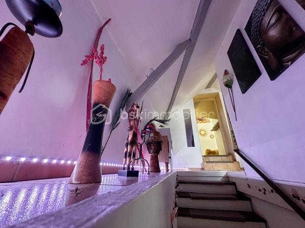 Dans le secteur d’Antoger à Grésy-sur-Aix, parfaitement au calme tout en restant proche des commodités, découvrez cet appartement T3 atypique offrant 58,56 m² Carrez et plus de 75 m² au sol, lumineux, fonctionnel et plein de charme.

L’entrée indépendante, située au rez-de-chaussée, dispose de rangements et permet d’accéder à l’espace de vie aménagé à l’étage et au dernier niveau. Les volumes sous combles offrent une surface au sol généreuse et une vraie sensation d’espace.

Vous découvrirez une agréable pièce de vie lumineuse et chaleureuse, bénéficiant d’une belle hauteur sous plafond et de poutres apparentes. Elle accueille une cuisine ouverte récente, équipée et particulièrement fonctionnelle.

L’espace nuit se compose de deux chambres mansardées, complétées par un bureau pouvant accueillir un couchage d’appoint. Une salle de bains avec espace buanderie et un WC indépendant complètent l’ensemble.

Plusieurs améliorations ont été réalisées en 2024 : installation de la cuisine, peintures et remplacement des radiateurs électriques. L’appartement est également équipé de la fibre.

🚗 Un garage privatif complète le bien, idéal pour le stationnement mais également pour bénéficier d’un espace de stockage supplémentaire.

Autre véritable atout : l’appartement fait partie d’une petite copropriété créée en 2019, composée de seulement 4 logements principaux et gérée par un syndic bénévole. Un fonctionnement simple et économique permettant de conserver des charges particulièrement faibles, d’environ 160 € par an. Le règlement de copropriété a bien été établi en 2019.

Grâce à son agencement, son calme, son garage et ses faibles charges, cet appartement conviendra aussi bien à un primo-accédant, une petite famille qu’à un investisseur.

📈 Pour un projet locatif, le loyer est estimé autour de 850 € HC/mois, soit une rentabilité brute de plus de 5 % au prix proposé.

📹 Une vidéo de l’appartement ainsi qu’un dossier complet sont disponibles sur demande. Contactez-moi pour les recevoir et organiser une visite.