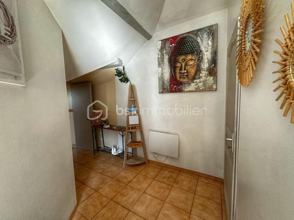Dans le secteur d’Antoger à Grésy-sur-Aix, parfaitement au calme tout en restant proche des commodités, découvrez cet appartement T3 atypique offrant 58,56 m² Carrez et plus de 75 m² au sol, lumineux, fonctionnel et plein de charme.

L’entrée indépendante, située au rez-de-chaussée, dispose de rangements et permet d’accéder à l’espace de vie aménagé à l’étage et au dernier niveau. Les volumes sous combles offrent une surface au sol généreuse et une vraie sensation d’espace.

Vous découvrirez une agréable pièce de vie lumineuse et chaleureuse, bénéficiant d’une belle hauteur sous plafond et de poutres apparentes. Elle accueille une cuisine ouverte récente, équipée et particulièrement fonctionnelle.

L’espace nuit se compose de deux chambres mansardées, complétées par un bureau pouvant accueillir un couchage d’appoint. Une salle de bains avec espace buanderie et un WC indépendant complètent l’ensemble.

Plusieurs améliorations ont été réalisées en 2024 : installation de la cuisine, peintures et remplacement des radiateurs électriques. L’appartement est également équipé de la fibre.

🚗 Un garage privatif complète le bien, idéal pour le stationnement mais également pour bénéficier d’un espace de stockage supplémentaire.

Autre véritable atout : l’appartement fait partie d’une petite copropriété créée en 2019, composée de seulement 4 logements principaux et gérée par un syndic bénévole. Un fonctionnement simple et économique permettant de conserver des charges particulièrement faibles, d’environ 160 € par an. Le règlement de copropriété a bien été établi en 2019.

Grâce à son agencement, son calme, son garage et ses faibles charges, cet appartement conviendra aussi bien à un primo-accédant, une petite famille qu’à un investisseur.

📈 Pour un projet locatif, le loyer est estimé autour de 850 € HC/mois, soit une rentabilité brute de plus de 5 % au prix proposé.

📹 Une vidéo de l’appartement ainsi qu’un dossier complet sont disponibles sur demande. Contactez-moi pour les recevoir et organiser une visite.