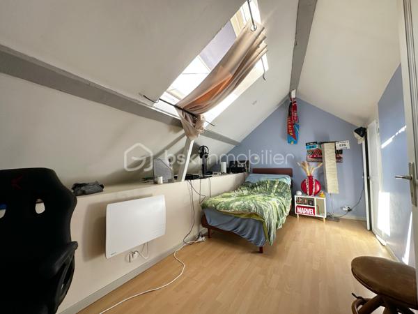 Dans le secteur d’Antoger à Grésy-sur-Aix, parfaitement au calme tout en restant proche des commodités, découvrez cet appartement T3 atypique offrant 58,56 m² Carrez et plus de 75 m² au sol, lumineux, fonctionnel et plein de charme.

L’entrée indépendante, située au rez-de-chaussée, dispose de rangements et permet d’accéder à l’espace de vie aménagé à l’étage et au dernier niveau. Les volumes sous combles offrent une surface au sol généreuse et une vraie sensation d’espace.

Vous découvrirez une agréable pièce de vie lumineuse et chaleureuse, bénéficiant d’une belle hauteur sous plafond et de poutres apparentes. Elle accueille une cuisine ouverte récente, équipée et particulièrement fonctionnelle.

L’espace nuit se compose de deux chambres mansardées, complétées par un bureau pouvant accueillir un couchage d’appoint. Une salle de bains avec espace buanderie et un WC indépendant complètent l’ensemble.

Plusieurs améliorations ont été réalisées en 2024 : installation de la cuisine, peintures et remplacement des radiateurs électriques. L’appartement est également équipé de la fibre.

🚗 Un garage privatif complète le bien, idéal pour le stationnement mais également pour bénéficier d’un espace de stockage supplémentaire.

Autre véritable atout : l’appartement fait partie d’une petite copropriété créée en 2019, composée de seulement 4 logements principaux et gérée par un syndic bénévole. Un fonctionnement simple et économique permettant de conserver des charges particulièrement faibles, d’environ 160 € par an. Le règlement de copropriété a bien été établi en 2019.

Grâce à son agencement, son calme, son garage et ses faibles charges, cet appartement conviendra aussi bien à un primo-accédant, une petite famille qu’à un investisseur.

📈 Pour un projet locatif, le loyer est estimé autour de 850 € HC/mois, soit une rentabilité brute de plus de 5 % au prix proposé.

📹 Une vidéo de l’appartement ainsi qu’un dossier complet sont disponibles sur demande. Contactez-moi pour les recevoir et organiser une visite.
