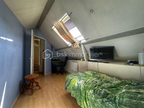 Dans le secteur d’Antoger à Grésy-sur-Aix, parfaitement au calme tout en restant proche des commodités, découvrez cet appartement T3 atypique offrant 58,56 m² Carrez et plus de 75 m² au sol, lumineux, fonctionnel et plein de charme.

L’entrée indépendante, située au rez-de-chaussée, dispose de rangements et permet d’accéder à l’espace de vie aménagé à l’étage et au dernier niveau. Les volumes sous combles offrent une surface au sol généreuse et une vraie sensation d’espace.

Vous découvrirez une agréable pièce de vie lumineuse et chaleureuse, bénéficiant d’une belle hauteur sous plafond et de poutres apparentes. Elle accueille une cuisine ouverte récente, équipée et particulièrement fonctionnelle.

L’espace nuit se compose de deux chambres mansardées, complétées par un bureau pouvant accueillir un couchage d’appoint. Une salle de bains avec espace buanderie et un WC indépendant complètent l’ensemble.

Plusieurs améliorations ont été réalisées en 2024 : installation de la cuisine, peintures et remplacement des radiateurs électriques. L’appartement est également équipé de la fibre.

🚗 Un garage privatif complète le bien, idéal pour le stationnement mais également pour bénéficier d’un espace de stockage supplémentaire.

Autre véritable atout : l’appartement fait partie d’une petite copropriété créée en 2019, composée de seulement 4 logements principaux et gérée par un syndic bénévole. Un fonctionnement simple et économique permettant de conserver des charges particulièrement faibles, d’environ 160 € par an. Le règlement de copropriété a bien été établi en 2019.

Grâce à son agencement, son calme, son garage et ses faibles charges, cet appartement conviendra aussi bien à un primo-accédant, une petite famille qu’à un investisseur.

📈 Pour un projet locatif, le loyer est estimé autour de 850 € HC/mois, soit une rentabilité brute de plus de 5 % au prix proposé.

📹 Une vidéo de l’appartement ainsi qu’un dossier complet sont disponibles sur demande. Contactez-moi pour les recevoir et organiser une visite.
