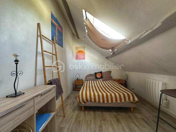 Dans le secteur d’Antoger à Grésy-sur-Aix, parfaitement au calme tout en restant proche des commodités, découvrez cet appartement T3 atypique offrant 58,56 m² Carrez et plus de 75 m² au sol, lumineux, fonctionnel et plein de charme.

L’entrée indépendante, située au rez-de-chaussée, dispose de rangements et permet d’accéder à l’espace de vie aménagé à l’étage et au dernier niveau. Les volumes sous combles offrent une surface au sol généreuse et une vraie sensation d’espace.

Vous découvrirez une agréable pièce de vie lumineuse et chaleureuse, bénéficiant d’une belle hauteur sous plafond et de poutres apparentes. Elle accueille une cuisine ouverte récente, équipée et particulièrement fonctionnelle.

L’espace nuit se compose de deux chambres mansardées, complétées par un bureau pouvant accueillir un couchage d’appoint. Une salle de bains avec espace buanderie et un WC indépendant complètent l’ensemble.

Plusieurs améliorations ont été réalisées en 2024 : installation de la cuisine, peintures et remplacement des radiateurs électriques. L’appartement est également équipé de la fibre.

🚗 Un garage privatif complète le bien, idéal pour le stationnement mais également pour bénéficier d’un espace de stockage supplémentaire.

Autre véritable atout : l’appartement fait partie d’une petite copropriété créée en 2019, composée de seulement 4 logements principaux et gérée par un syndic bénévole. Un fonctionnement simple et économique permettant de conserver des charges particulièrement faibles, d’environ 160 € par an. Le règlement de copropriété a bien été établi en 2019.

Grâce à son agencement, son calme, son garage et ses faibles charges, cet appartement conviendra aussi bien à un primo-accédant, une petite famille qu’à un investisseur.

📈 Pour un projet locatif, le loyer est estimé autour de 850 € HC/mois, soit une rentabilité brute de plus de 5 % au prix proposé.

📹 Une vidéo de l’appartement ainsi qu’un dossier complet sont disponibles sur demande. Contactez-moi pour les recevoir et organiser une visite.
