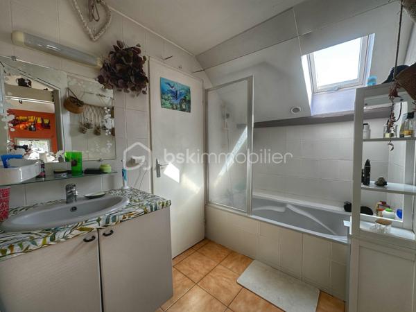 Dans le secteur d’Antoger à Grésy-sur-Aix, parfaitement au calme tout en restant proche des commodités, découvrez cet appartement T3 atypique offrant 58,56 m² Carrez et plus de 75 m² au sol, lumineux, fonctionnel et plein de charme.

L’entrée indépendante, située au rez-de-chaussée, dispose de rangements et permet d’accéder à l’espace de vie aménagé à l’étage et au dernier niveau. Les volumes sous combles offrent une surface au sol généreuse et une vraie sensation d’espace.

Vous découvrirez une agréable pièce de vie lumineuse et chaleureuse, bénéficiant d’une belle hauteur sous plafond et de poutres apparentes. Elle accueille une cuisine ouverte récente, équipée et particulièrement fonctionnelle.

L’espace nuit se compose de deux chambres mansardées, complétées par un bureau pouvant accueillir un couchage d’appoint. Une salle de bains avec espace buanderie et un WC indépendant complètent l’ensemble.

Plusieurs améliorations ont été réalisées en 2024 : installation de la cuisine, peintures et remplacement des radiateurs électriques. L’appartement est également équipé de la fibre.

🚗 Un garage privatif complète le bien, idéal pour le stationnement mais également pour bénéficier d’un espace de stockage supplémentaire.

Autre véritable atout : l’appartement fait partie d’une petite copropriété créée en 2019, composée de seulement 4 logements principaux et gérée par un syndic bénévole. Un fonctionnement simple et économique permettant de conserver des charges particulièrement faibles, d’environ 160 € par an. Le règlement de copropriété a bien été établi en 2019.

Grâce à son agencement, son calme, son garage et ses faibles charges, cet appartement conviendra aussi bien à un primo-accédant, une petite famille qu’à un investisseur.

📈 Pour un projet locatif, le loyer est estimé autour de 850 € HC/mois, soit une rentabilité brute de plus de 5 % au prix proposé.

📹 Une vidéo de l’appartement ainsi qu’un dossier complet sont disponibles sur demande. Contactez-moi pour les recevoir et organiser une visite.
