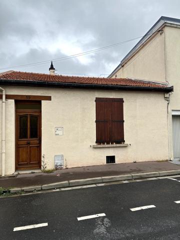 REIMS - MAISON AVEC UNE COUR SANS VIS A VIS