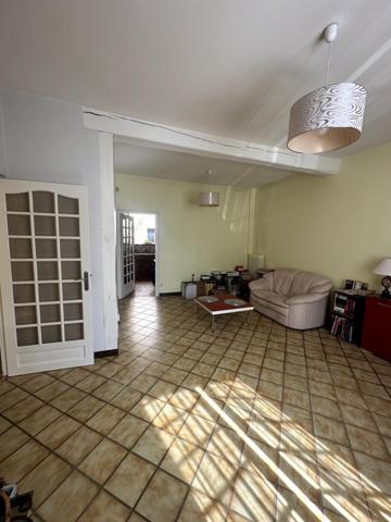 REIMS - MAISON AVEC UNE COUR SANS VIS A VIS