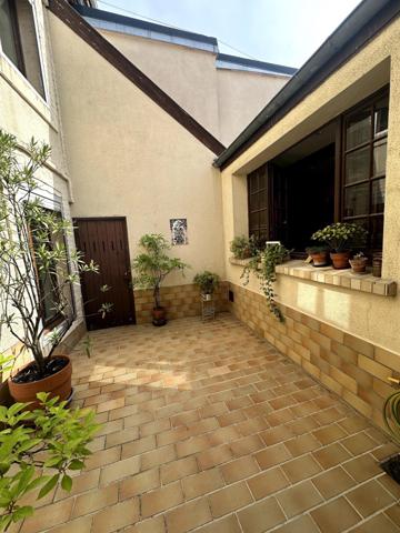 REIMS - MAISON AVEC UNE COUR SANS VIS A VIS