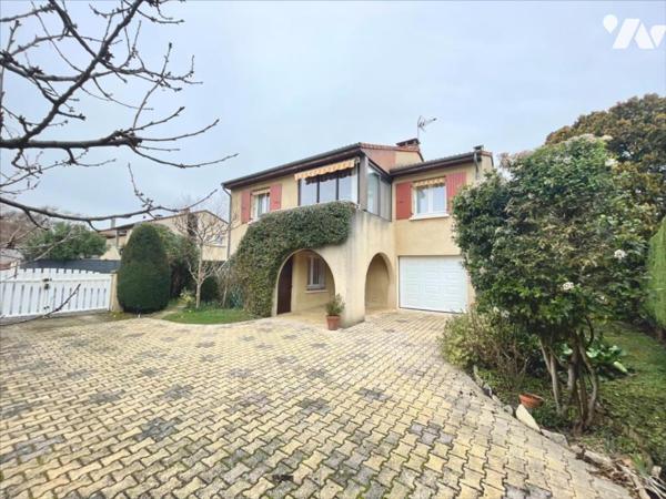 Maison familiale 4 chambres avec jardin arboré et grand garage