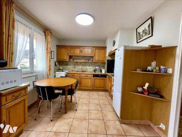 Maison familiale 4 chambres avec jardin arboré et grand garage