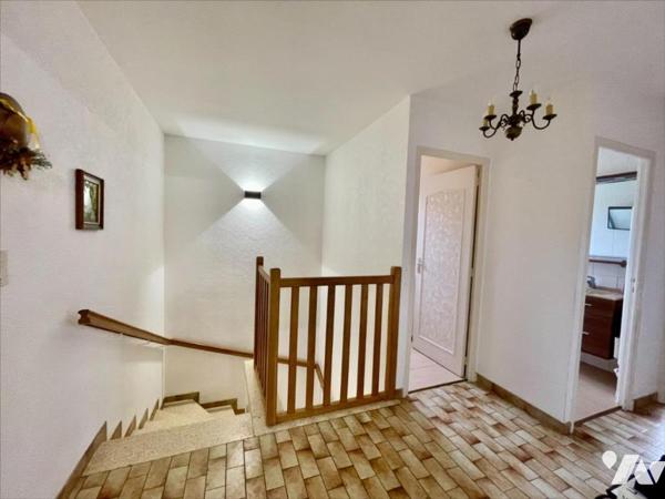 Maison familiale 4 chambres avec jardin arboré et grand garage