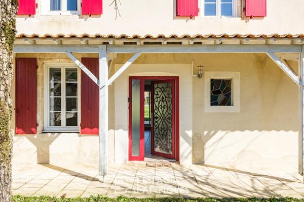 Charme de l’ancien revisité : maison familiale avec piscine et dépendances