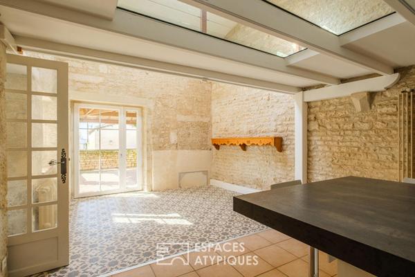 Charme de l’ancien revisité : maison familiale avec piscine et dépendances