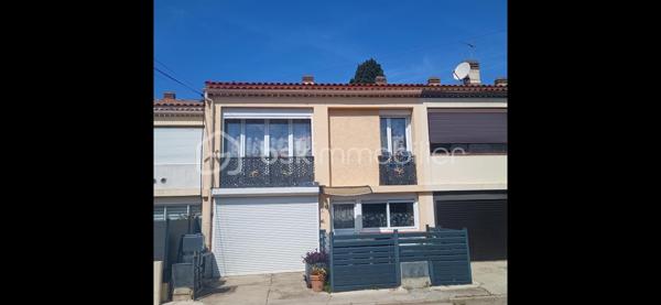 Idéalement située à Six-Fours-Les-Plages, à seulement 10mn à pied des commerces, découvrez cette agréable maison mitoyenne des deux côtés de 65.43m2 (loi Carrez) offrant un cadre de vie paisible et sans vis-à-vis. Fonctionnelle et répartie sur 2 niveaux, elle se compose comme suit: Au rez-de-chaussée: Un hall d'entrée accueillant, une buanderie, une cave, une salle d'eau avec douche et 1er WC indépendant. Un grand garage de 21m2 vient parfaire ce niveau, idéal pour le stationnement et le rangement. Au 1er étage: La pièce de vie lumineuse réunit un séjour/salle à manger et une cuisine équipée, le tout ouvrant sur une magnifique terrasse de 48m2, véritable espace de détente extérieur à l'abri des regards. Au 2ème étage: L'espace nuit comprend deux chambres avec placards intégrés, une seconde salle d'eau et un 2ème WC séparé. Sous les combles: Deux espaces aménagés, actuellement agencés en coin bibliothèque/bureau, offrant un beau potentiel pour créer des chambres d'appoint ou un espace ados personnalisé. Les + de ce bien: Quartier calme et proche des commodités à pied, Une belle terrasse de 48m2 sans vis-à-vis, Garage attenant de 21m2 + Cave et buanderie et de Nombreux rangements et espaces modulables sous combles.