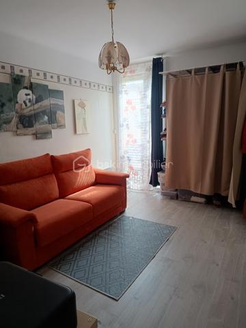 Idéalement située à Six-Fours-Les-Plages, à seulement 10mn à pied des commerces, découvrez cette agréable maison mitoyenne des deux côtés de 65.43m2 (loi Carrez) offrant un cadre de vie paisible et sans vis-à-vis. Fonctionnelle et répartie sur 2 niveaux, elle se compose comme suit: Au rez-de-chaussée: Un hall d'entrée accueillant, une buanderie, une cave, une salle d'eau avec douche et 1er WC indépendant. Un grand garage de 21m2 vient parfaire ce niveau, idéal pour le stationnement et le rangement. Au 1er étage: La pièce de vie lumineuse réunit un séjour/salle à manger et une cuisine équipée, le tout ouvrant sur une magnifique terrasse de 48m2, véritable espace de détente extérieur à l'abri des regards. Au 2ème étage: L'espace nuit comprend deux chambres avec placards intégrés, une seconde salle d'eau et un 2ème WC séparé. Sous les combles: Deux espaces aménagés, actuellement agencés en coin bibliothèque/bureau, offrant un beau potentiel pour créer des chambres d'appoint ou un espace ados personnalisé. Les + de ce bien: Quartier calme et proche des commodités à pied, Une belle terrasse de 48m2 sans vis-à-vis, Garage attenant de 21m2 + Cave et buanderie et de Nombreux rangements et espaces modulables sous combles.