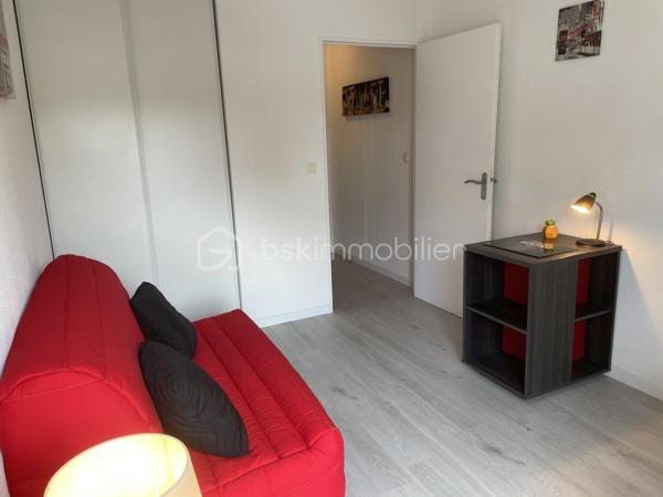 Idéalement située à Six-Fours-Les-Plages, à seulement 10mn à pied des commerces, découvrez cette agréable maison mitoyenne des deux côtés de 65.43m2 (loi Carrez) offrant un cadre de vie paisible et sans vis-à-vis. Fonctionnelle et répartie sur 2 niveaux, elle se compose comme suit: Au rez-de-chaussée: Un hall d'entrée accueillant, une buanderie, une cave, une salle d'eau avec douche et 1er WC indépendant. Un grand garage de 21m2 vient parfaire ce niveau, idéal pour le stationnement et le rangement. Au 1er étage: La pièce de vie lumineuse réunit un séjour/salle à manger et une cuisine équipée, le tout ouvrant sur une magnifique terrasse de 48m2, véritable espace de détente extérieur à l'abri des regards. Au 2ème étage: L'espace nuit comprend deux chambres avec placards intégrés, une seconde salle d'eau et un 2ème WC séparé. Sous les combles: Deux espaces aménagés, actuellement agencés en coin bibliothèque/bureau, offrant un beau potentiel pour créer des chambres d'appoint ou un espace ados personnalisé. Les + de ce bien: Quartier calme et proche des commodités à pied, Une belle terrasse de 48m2 sans vis-à-vis, Garage attenant de 21m2 + Cave et buanderie et de Nombreux rangements et espaces modulables sous combles.