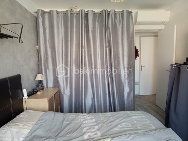 Idéalement située à Six-Fours-Les-Plages, à seulement 10mn à pied des commerces, découvrez cette agréable maison mitoyenne des deux côtés de 65.43m2 (loi Carrez) offrant un cadre de vie paisible et sans vis-à-vis. Fonctionnelle et répartie sur 2 niveaux, elle se compose comme suit: Au rez-de-chaussée: Un hall d'entrée accueillant, une buanderie, une cave, une salle d'eau avec douche et 1er WC indépendant. Un grand garage de 21m2 vient parfaire ce niveau, idéal pour le stationnement et le rangement. Au 1er étage: La pièce de vie lumineuse réunit un séjour/salle à manger et une cuisine équipée, le tout ouvrant sur une magnifique terrasse de 48m2, véritable espace de détente extérieur à l'abri des regards. Au 2ème étage: L'espace nuit comprend deux chambres avec placards intégrés, une seconde salle d'eau et un 2ème WC séparé. Sous les combles: Deux espaces aménagés, actuellement agencés en coin bibliothèque/bureau, offrant un beau potentiel pour créer des chambres d'appoint ou un espace ados personnalisé. Les + de ce bien: Quartier calme et proche des commodités à pied, Une belle terrasse de 48m2 sans vis-à-vis, Garage attenant de 21m2 + Cave et buanderie et de Nombreux rangements et espaces modulables sous combles.