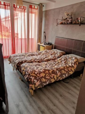 Idéalement située à Six-Fours-Les-Plages, à seulement 10mn à pied des commerces, découvrez cette agréable maison mitoyenne des deux côtés de 65.43m2 (loi Carrez) offrant un cadre de vie paisible et sans vis-à-vis. Fonctionnelle et répartie sur 2 niveaux, elle se compose comme suit: Au rez-de-chaussée: Un hall d'entrée accueillant, une buanderie, une cave, une salle d'eau avec douche et 1er WC indépendant. Un grand garage de 21m2 vient parfaire ce niveau, idéal pour le stationnement et le rangement. Au 1er étage: La pièce de vie lumineuse réunit un séjour/salle à manger et une cuisine équipée, le tout ouvrant sur une magnifique terrasse de 48m2, véritable espace de détente extérieur à l'abri des regards. Au 2ème étage: L'espace nuit comprend deux chambres avec placards intégrés, une seconde salle d'eau et un 2ème WC séparé. Sous les combles: Deux espaces aménagés, actuellement agencés en coin bibliothèque/bureau, offrant un beau potentiel pour créer des chambres d'appoint ou un espace ados personnalisé. Les + de ce bien: Quartier calme et proche des commodités à pied, Une belle terrasse de 48m2 sans vis-à-vis, Garage attenant de 21m2 + Cave et buanderie et de Nombreux rangements et espaces modulables sous combles.