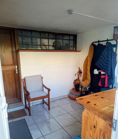 Idéalement située à Six-Fours-Les-Plages, à seulement 10mn à pied des commerces, découvrez cette agréable maison mitoyenne des deux côtés de 65.43m2 (loi Carrez) offrant un cadre de vie paisible et sans vis-à-vis. Fonctionnelle et répartie sur 2 niveaux, elle se compose comme suit: Au rez-de-chaussée: Un hall d'entrée accueillant, une buanderie, une cave, une salle d'eau avec douche et 1er WC indépendant. Un grand garage de 21m2 vient parfaire ce niveau, idéal pour le stationnement et le rangement. Au 1er étage: La pièce de vie lumineuse réunit un séjour/salle à manger et une cuisine équipée, le tout ouvrant sur une magnifique terrasse de 48m2, véritable espace de détente extérieur à l'abri des regards. Au 2ème étage: L'espace nuit comprend deux chambres avec placards intégrés, une seconde salle d'eau et un 2ème WC séparé. Sous les combles: Deux espaces aménagés, actuellement agencés en coin bibliothèque/bureau, offrant un beau potentiel pour créer des chambres d'appoint ou un espace ados personnalisé. Les + de ce bien: Quartier calme et proche des commodités à pied, Une belle terrasse de 48m2 sans vis-à-vis, Garage attenant de 21m2 + Cave et buanderie et de Nombreux rangements et espaces modulables sous combles.