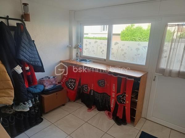 Idéalement située à Six-Fours-Les-Plages, à seulement 10mn à pied des commerces, découvrez cette agréable maison mitoyenne des deux côtés de 65.43m2 (loi Carrez) offrant un cadre de vie paisible et sans vis-à-vis. Fonctionnelle et répartie sur 2 niveaux, elle se compose comme suit: Au rez-de-chaussée: Un hall d'entrée accueillant, une buanderie, une cave, une salle d'eau avec douche et 1er WC indépendant. Un grand garage de 21m2 vient parfaire ce niveau, idéal pour le stationnement et le rangement. Au 1er étage: La pièce de vie lumineuse réunit un séjour/salle à manger et une cuisine équipée, le tout ouvrant sur une magnifique terrasse de 48m2, véritable espace de détente extérieur à l'abri des regards. Au 2ème étage: L'espace nuit comprend deux chambres avec placards intégrés, une seconde salle d'eau et un 2ème WC séparé. Sous les combles: Deux espaces aménagés, actuellement agencés en coin bibliothèque/bureau, offrant un beau potentiel pour créer des chambres d'appoint ou un espace ados personnalisé. Les + de ce bien: Quartier calme et proche des commodités à pied, Une belle terrasse de 48m2 sans vis-à-vis, Garage attenant de 21m2 + Cave et buanderie et de Nombreux rangements et espaces modulables sous combles.