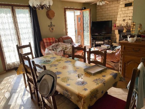 Maison PLAIN PIED proche Châlons-en-Champagne Sud comprenant cuisine, séjour avec cheminée, 2 chambr