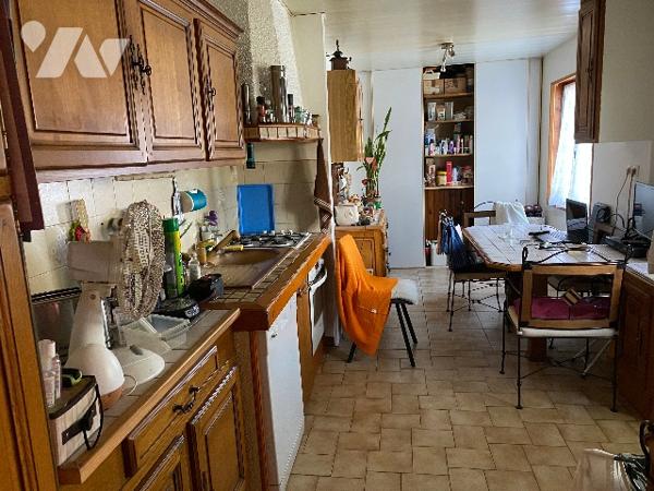 Maison PLAIN PIED proche Châlons-en-Champagne Sud comprenant cuisine, séjour avec cheminée, 2 chambr