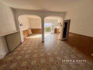 Maison avec dépendance et terrasse – beau potentiel après rénovation