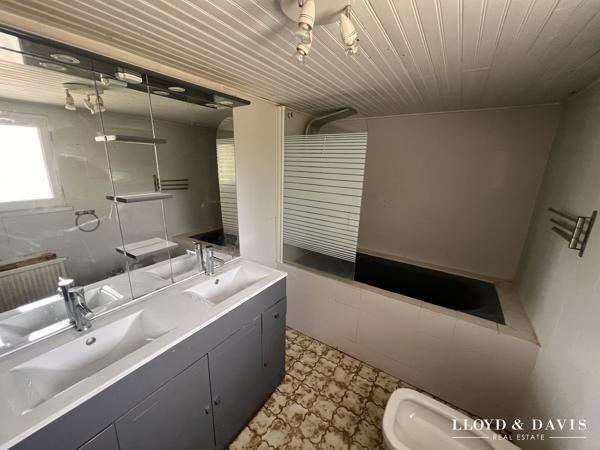 Maison avec dépendance et terrasse – beau potentiel après rénovation
