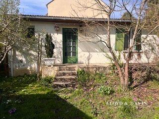 Maison avec dépendance et terrasse – beau potentiel après rénovation