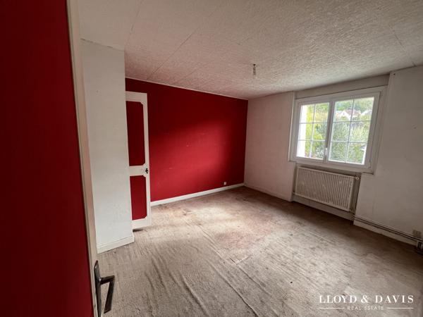 Maison avec dépendance et terrasse – beau potentiel après rénovation