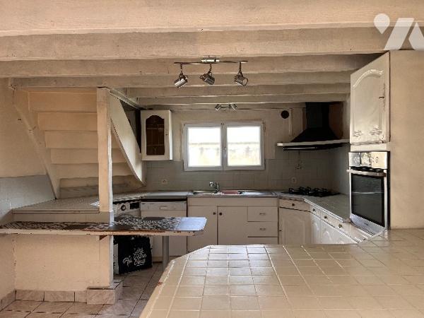 Maison sur 2 niveaux avec 4 chambres, 1 bureau, 2 salles d'eau, véranda. Dépendances. Jardin clos.