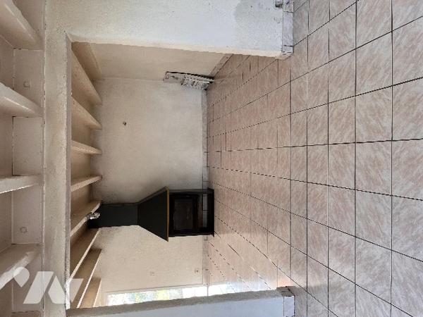 Maison sur 2 niveaux avec 4 chambres, 1 bureau, 2 salles d'eau, véranda. Dépendances. Jardin clos.