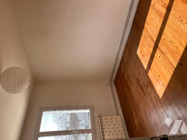 Maison sur 2 niveaux avec 4 chambres, 1 bureau, 2 salles d'eau, véranda. Dépendances. Jardin clos.