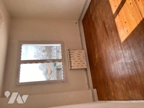 Maison sur 2 niveaux avec 4 chambres, 1 bureau, 2 salles d'eau, véranda. Dépendances. Jardin clos.