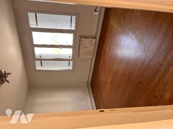 Maison sur 2 niveaux avec 4 chambres, 1 bureau, 2 salles d'eau, véranda. Dépendances. Jardin clos.