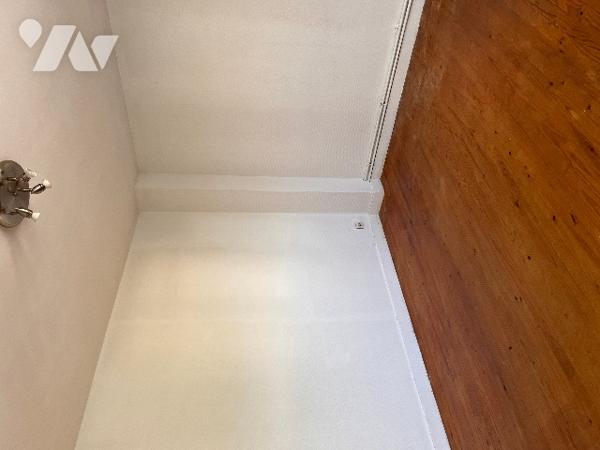 Maison sur 2 niveaux avec 4 chambres, 1 bureau, 2 salles d'eau, véranda. Dépendances. Jardin clos.