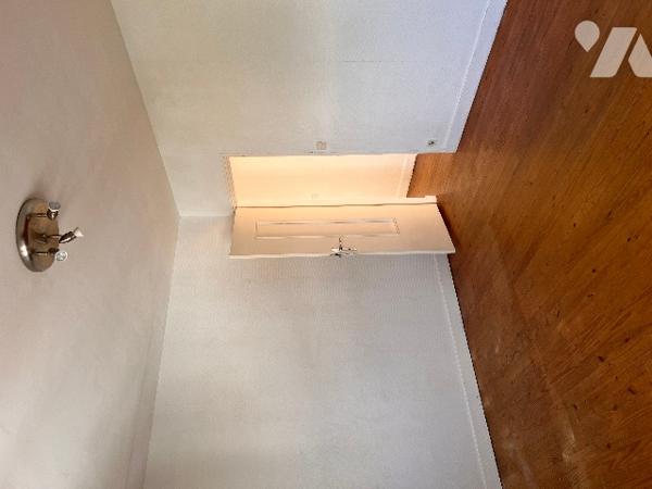 Maison sur 2 niveaux avec 4 chambres, 1 bureau, 2 salles d'eau, véranda. Dépendances. Jardin clos.