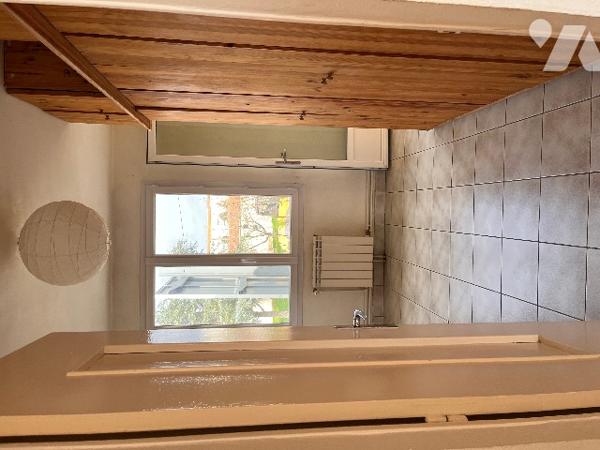 Maison sur 2 niveaux avec 4 chambres, 1 bureau, 2 salles d'eau, véranda. Dépendances. Jardin clos.