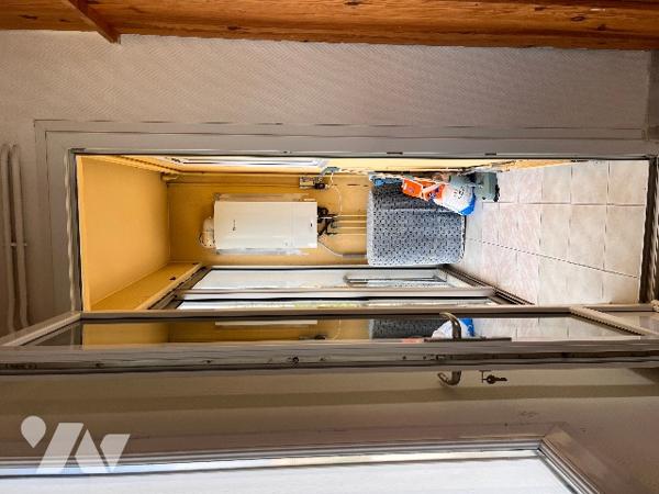 Maison sur 2 niveaux avec 4 chambres, 1 bureau, 2 salles d'eau, véranda. Dépendances. Jardin clos.