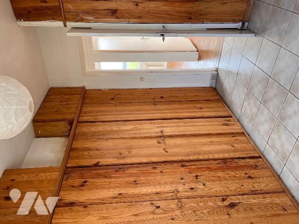 Maison sur 2 niveaux avec 4 chambres, 1 bureau, 2 salles d'eau, véranda. Dépendances. Jardin clos.