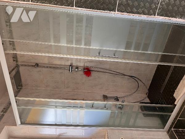 Maison sur 2 niveaux avec 4 chambres, 1 bureau, 2 salles d'eau, véranda. Dépendances. Jardin clos.