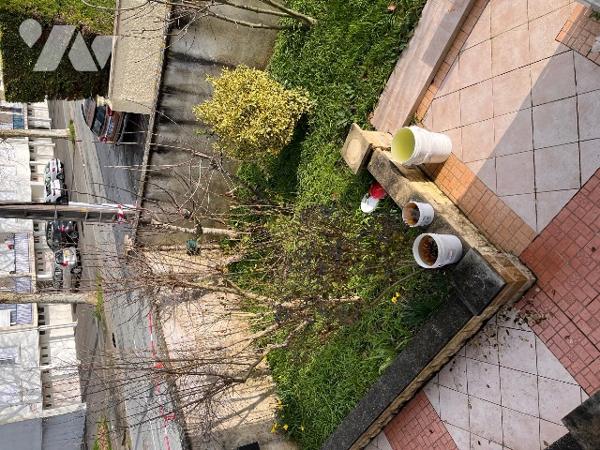 Maison sur 2 niveaux avec 4 chambres, 1 bureau, 2 salles d'eau, véranda. Dépendances. Jardin clos.