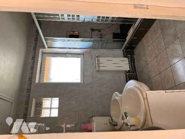 Maison sur 2 niveaux avec 4 chambres, 1 bureau, 2 salles d'eau, véranda. Dépendances. Jardin clos.