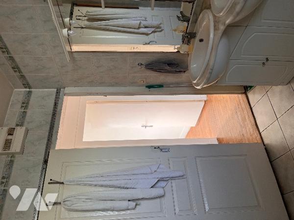 Maison sur 2 niveaux avec 4 chambres, 1 bureau, 2 salles d'eau, véranda. Dépendances. Jardin clos.