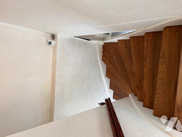 Maison sur 2 niveaux avec 4 chambres, 1 bureau, 2 salles d'eau, véranda. Dépendances. Jardin clos.