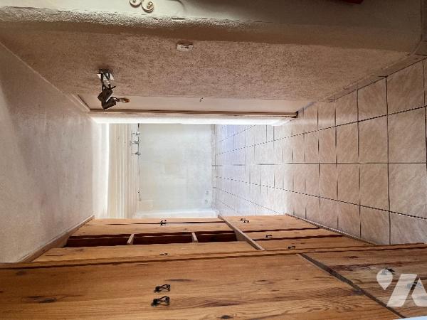 Maison sur 2 niveaux avec 4 chambres, 1 bureau, 2 salles d'eau, véranda. Dépendances. Jardin clos.